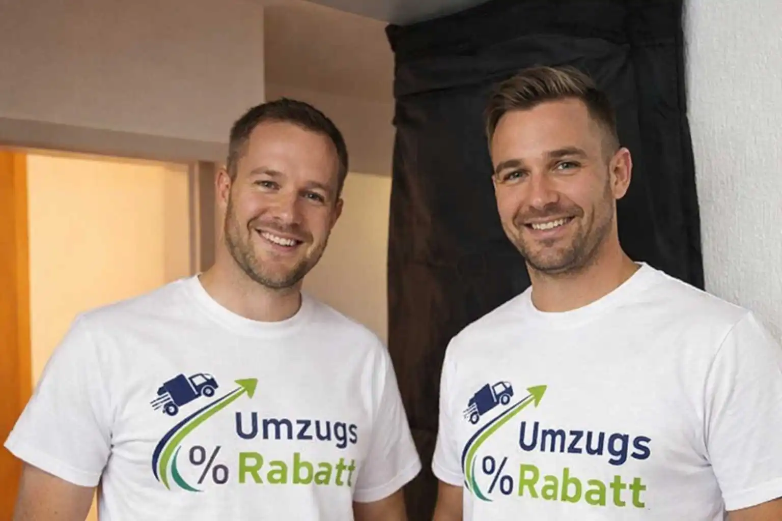 Professionelle Umzugshelfer beim Verladen von Möbeln