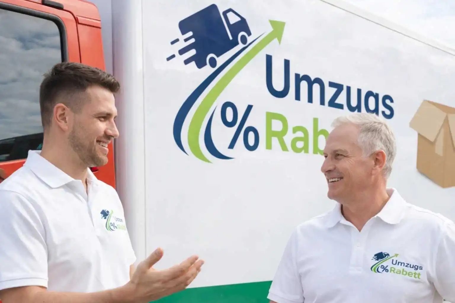 UmzugsRabatt-Team übergibt Karton am Transporter