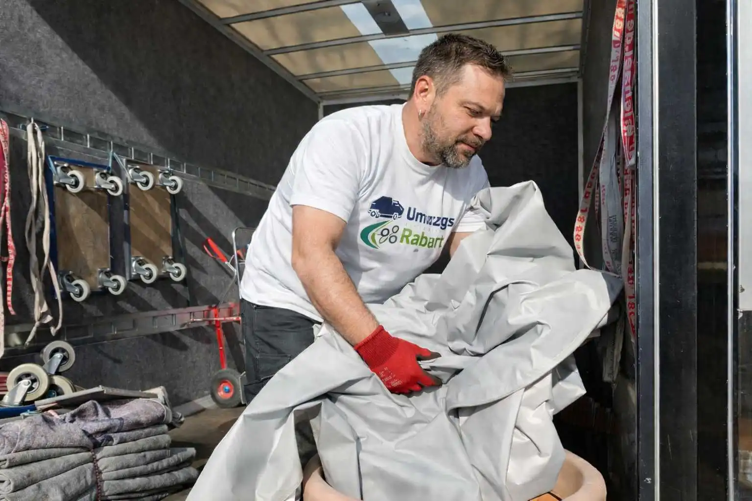UmzugsRabatt-Team im Gespräch vor dem Transporter